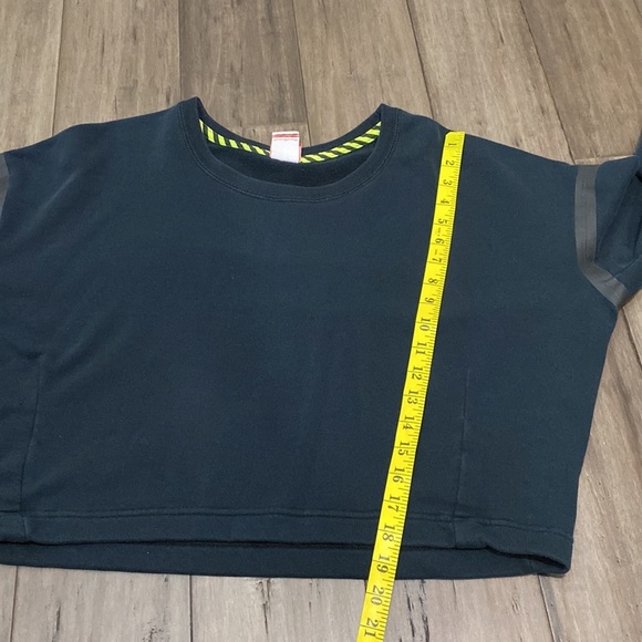 NIKE WOMEN'S RU TECH FLEECE CROPPED CREW
BLACK - Picture 9 of 10